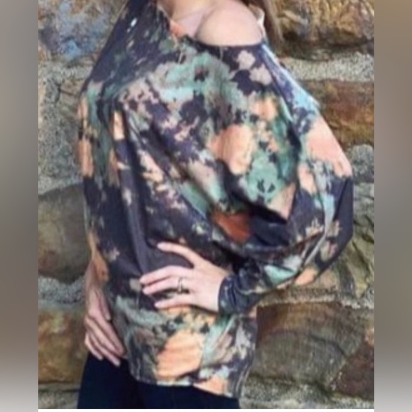 Fantastic Fawn Color Splash Off Shoulder Dolman Sleeve top Sz M - Picture 9 of 10